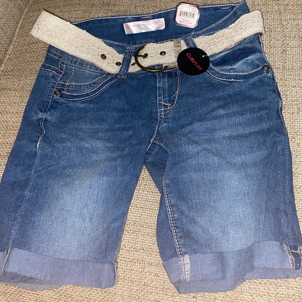 New Juniors No Boundaries jean shorts Size 3